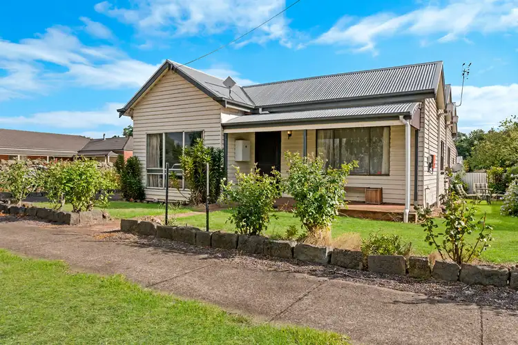 82 Watton Street, Penshurst VIC 3289