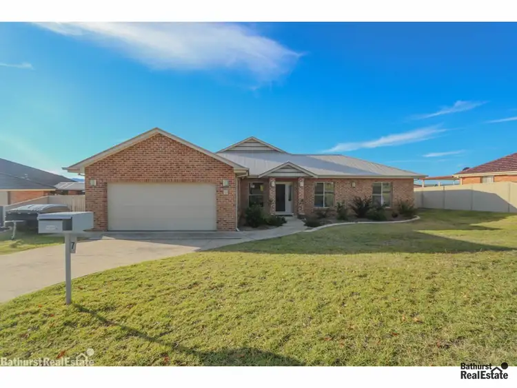 7 Georgia Place, Llanarth NSW 2795