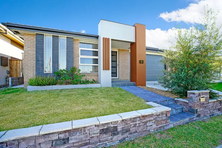 5 Parkway Avenue, Glenmore Park NSW 2745