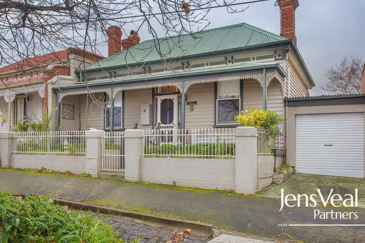8 Doveton Crescent, Soldiers Hill VIC 3350