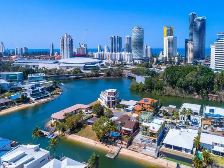 11 Lakeland Key, Broadbeach Waters QLD 4218