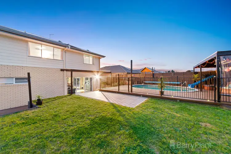 17 Lyrebird Avenue, Pakenham VIC 3810