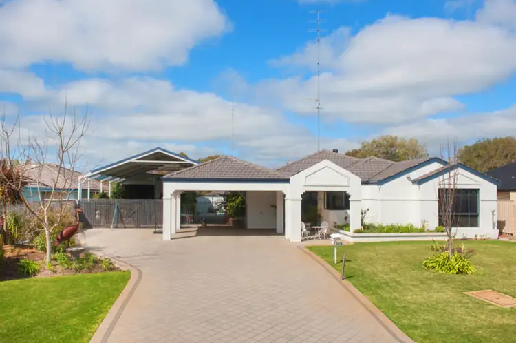 18 Kingfisher Boulevard, Broadwater WA 6280