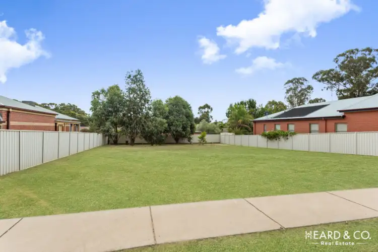 8 Regency Place, Kennington VIC 3550