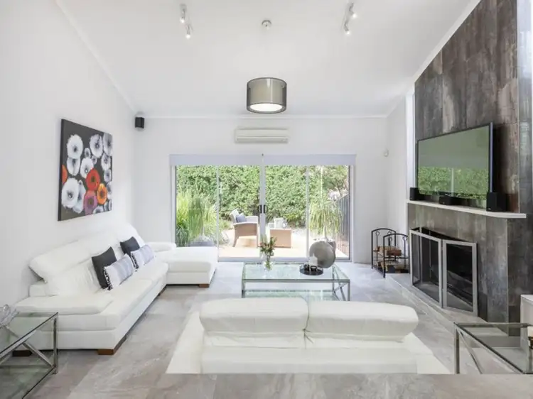 7 Melba Court, Mount Ommaney QLD 4074