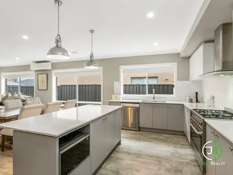 28 Nagle Crescent, Cranbourne West VIC 3977