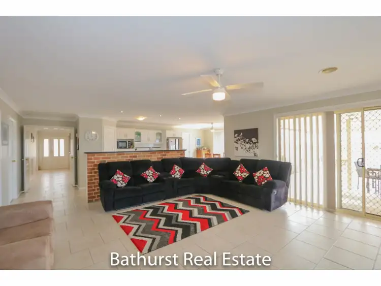 8 Oaklands Drive, Llanarth NSW 2795