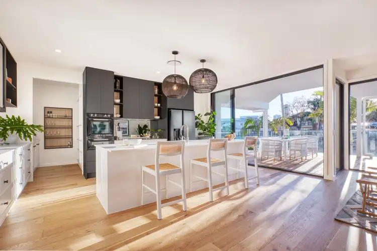 10 Crest View Key, Broadbeach Waters QLD 4218