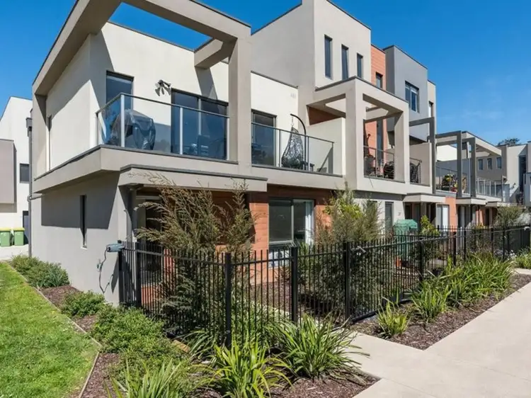 18 Lithgow Way