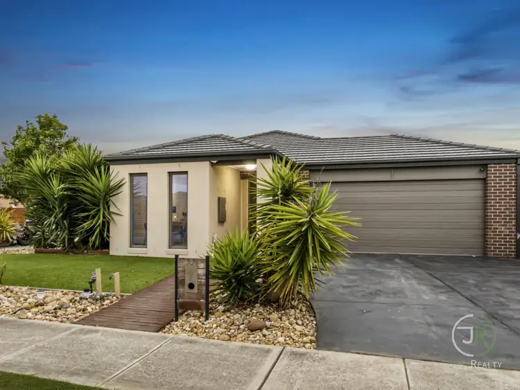 8 Watford Avenue, Cranbourne West VIC 3977