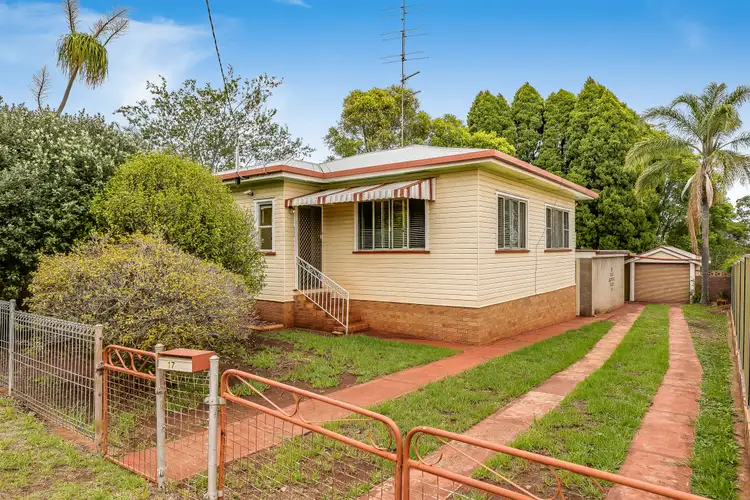 17 Llewellyn Street, Centenary Heights QLD 4350