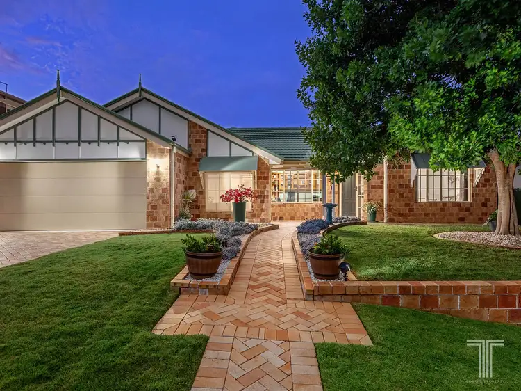 11 Bishop Place, Carindale QLD 4152