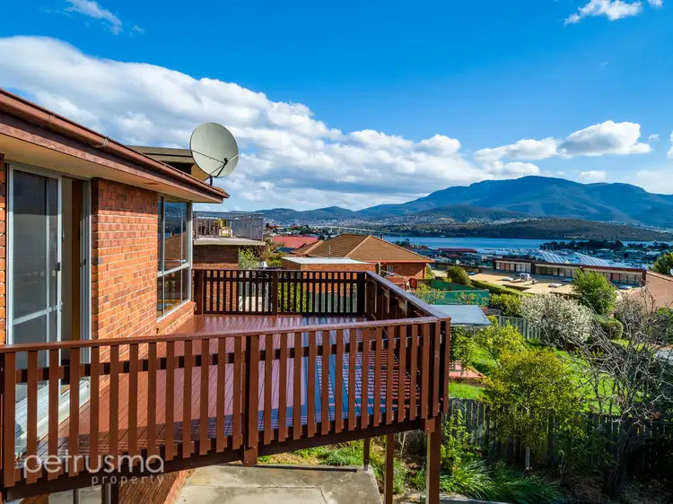 17 Begonia Street, Lindisfarne TAS 7015