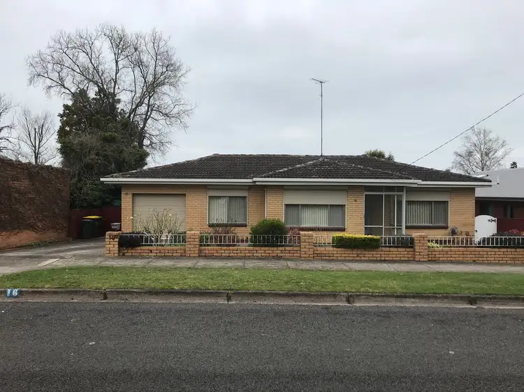 16 Chaucer Street, Hamilton VIC 3300