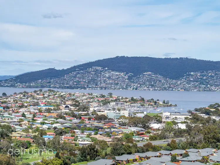 16 Radiata Drive, Lindisfarne TAS 7015
