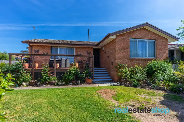 48 Oldfield Circuit