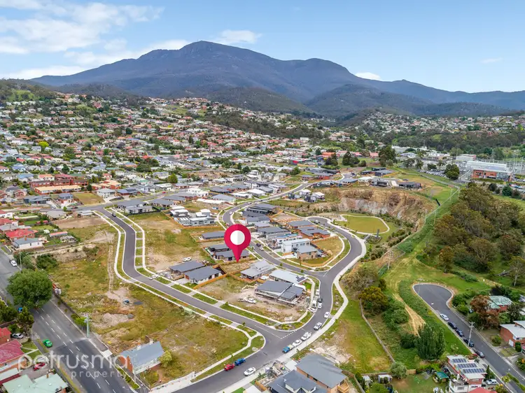31 Dowding Crescent, New Town TAS 7008