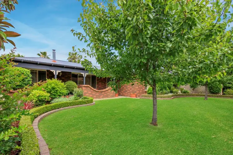 20 Warrambool Crescent, Glenfield Park NSW 2650
