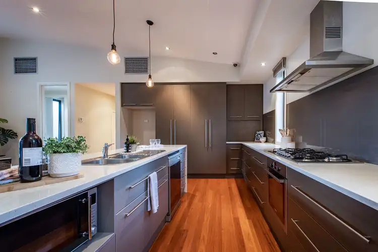 Fifth view of Homely house listing, 10 Lingford Court, Wodonga VIC 3690