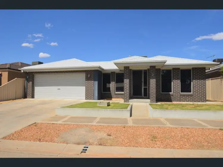 4 Murilla Crescent