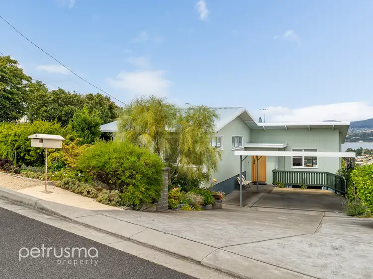 9 Karoola Road, Lindisfarne TAS 7015