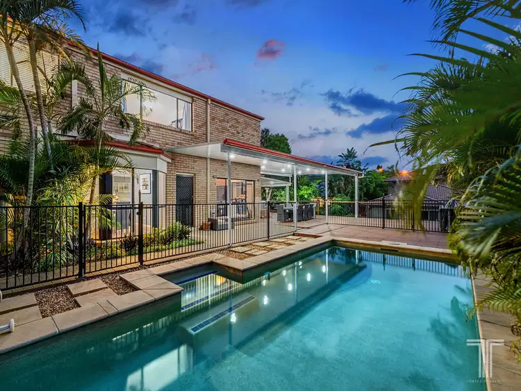 8 Empress Drive, Carindale QLD 4152