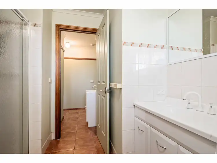 Sixth view of Homely unit listing, 2/15 Wattle Way, West Albury NSW 2640