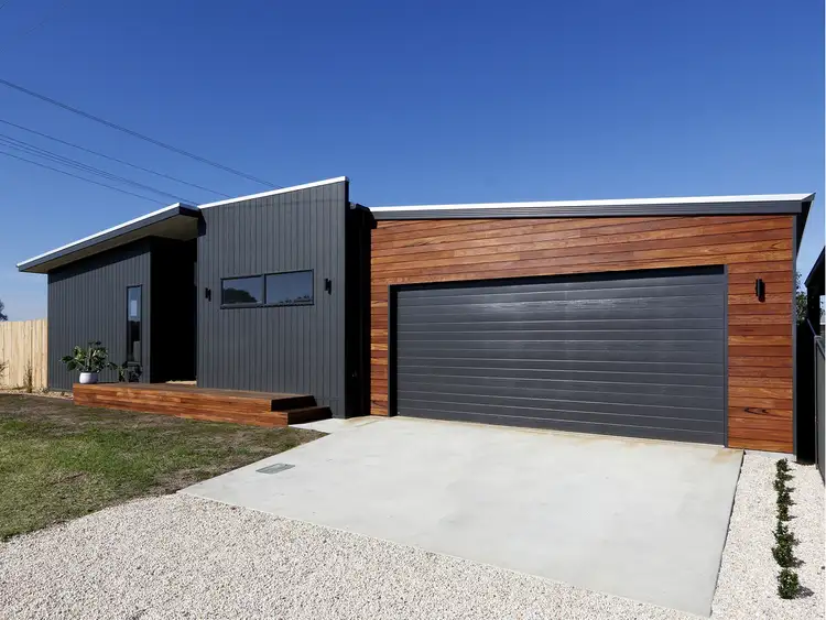 8 Centre Road, Seaspray VIC 3851