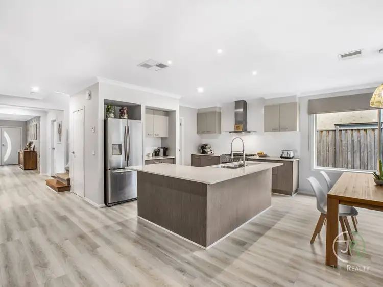 2 Spearwood Rise, Cranbourne West VIC 3977