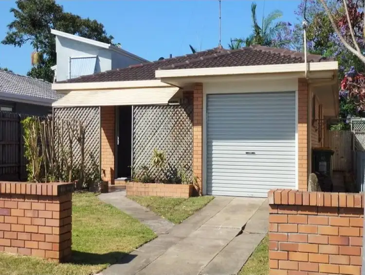 Main view of Homely semi-detached listing, 1/27 Albion Avenue, Miami QLD 4220