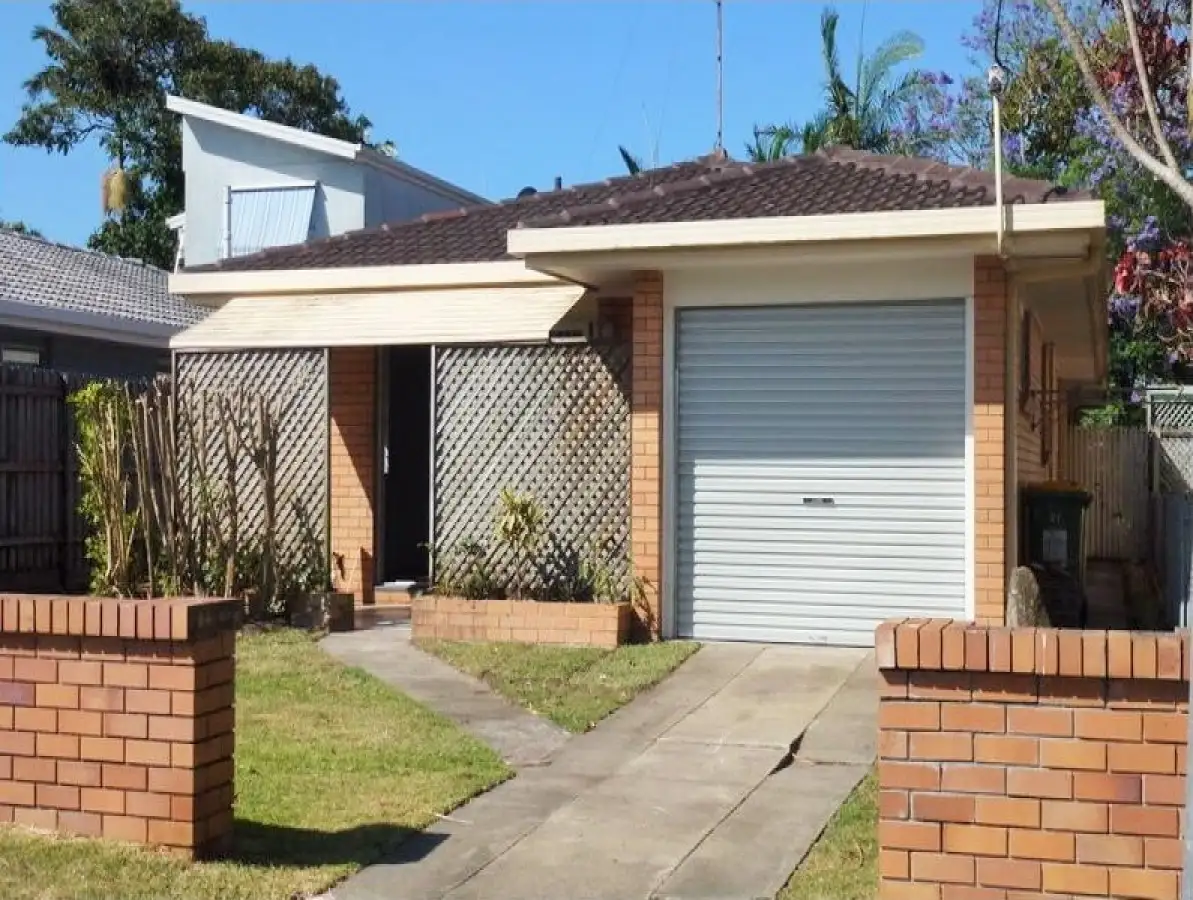 Main view of Homely semi-detached listing, 1/27 Albion Avenue, Miami QLD 4220