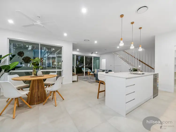 2/19 Killowill Avenue, Paradise Point QLD 4216