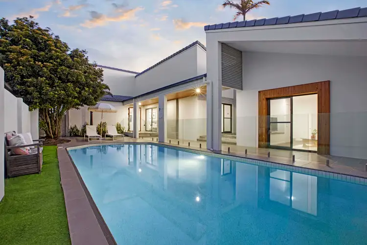 10 Meredith Drive, Broadbeach Waters QLD 4218