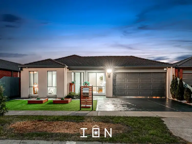 6 Karwarren Way, Cranbourne West VIC 3977