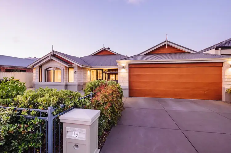 19 Riverdell Fairway, Carramar WA 6031