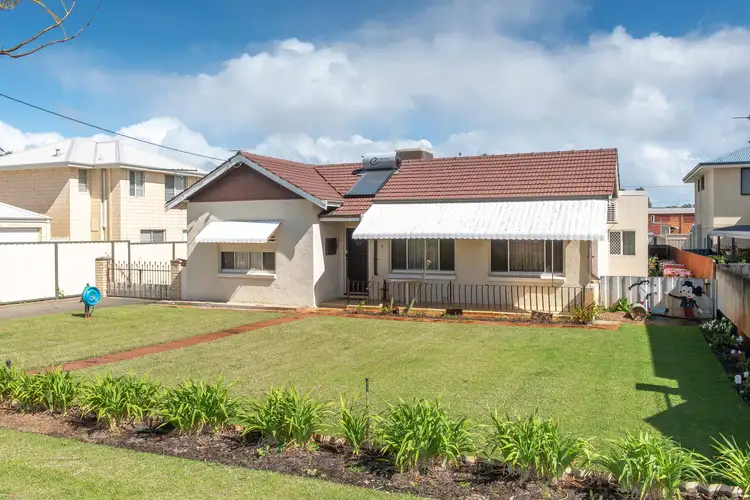6 Pearl Road, Cloverdale WA 6105