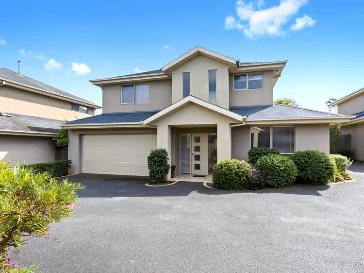 2/16 Lucerne Avenue, Mornington VIC 3931
