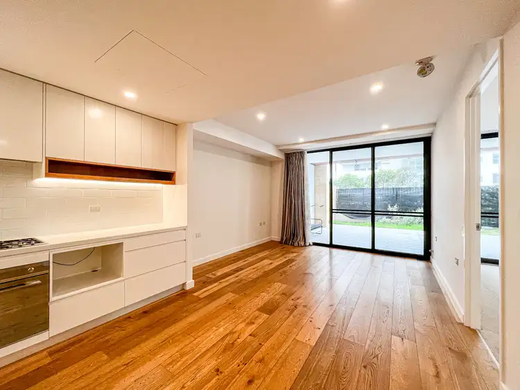 6 urunga Parade