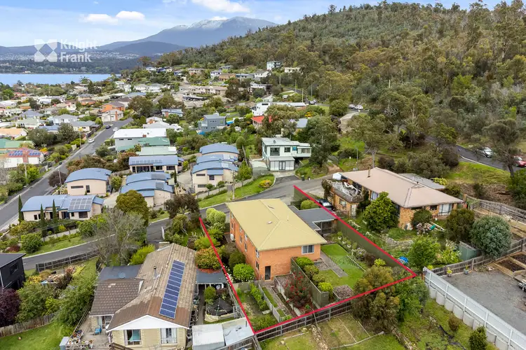 27 Nelumie Street, Lindisfarne TAS 7015