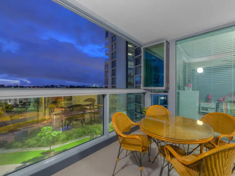 8 Harbour Road, Hamilton QLD 4007