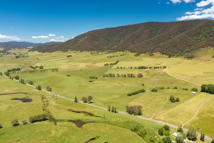 Omeo Highway, Tallangatta South VIC 3701