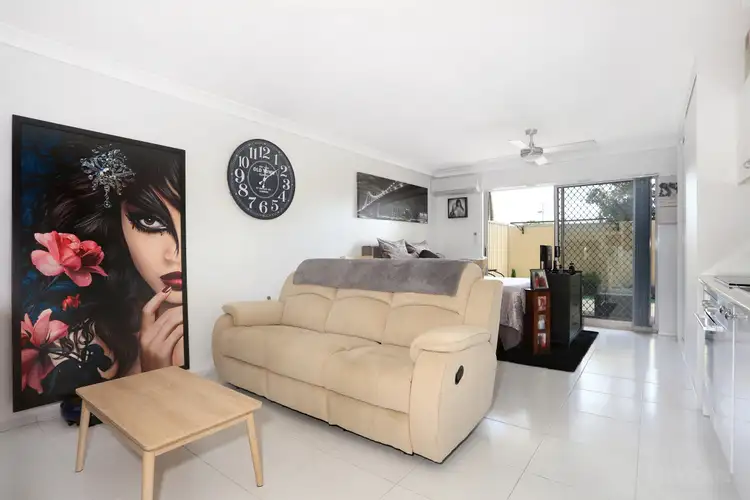 8/125 Frank Street, Labrador QLD 4215