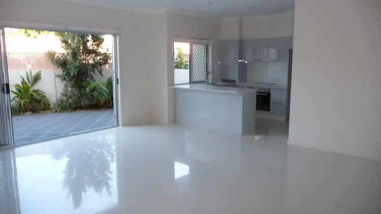 2/35 Runaway Bay Avenue, Runaway Bay QLD 4216