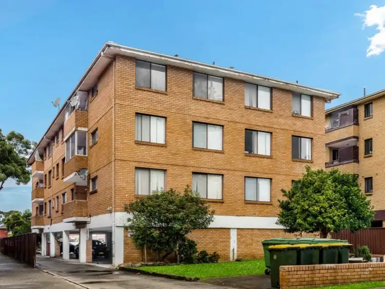 9/25 YORK, Fairfield NSW 2165
