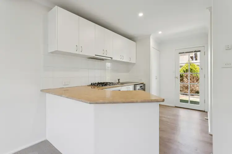 2/2-4 Radley Street, Mornington VIC 3931