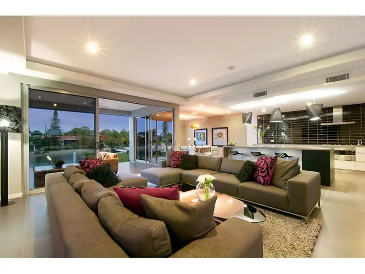 10 Grant Place, Broadbeach Waters QLD 4218