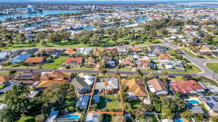 16 Muir Place, Halls Head WA 6210
