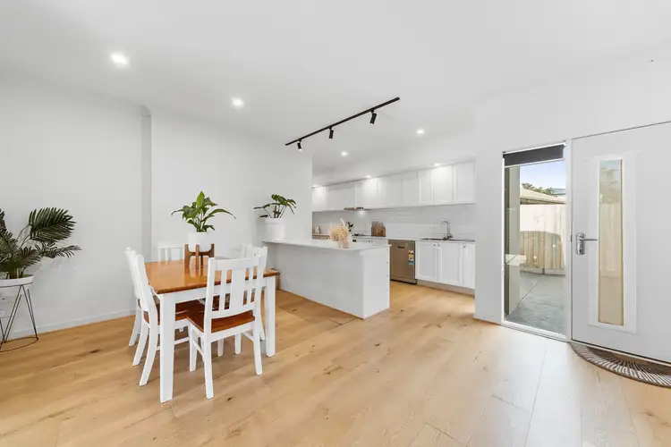 2/11 Luscombe Avenue, Carrum Downs VIC 3201