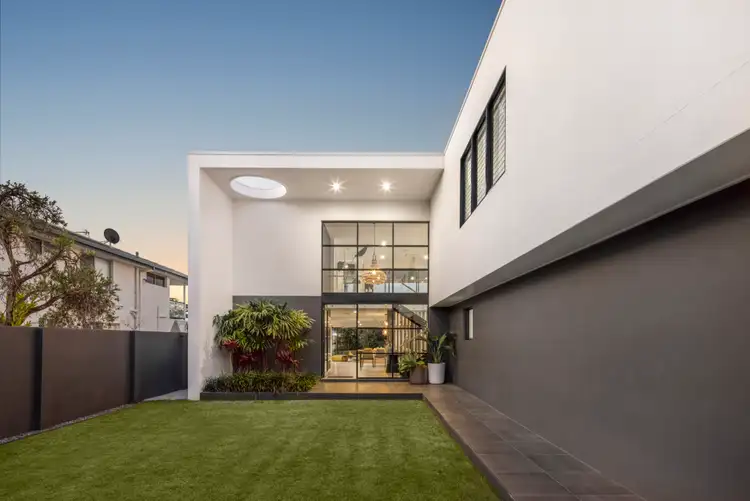 6 Rosemont Avenue, Broadbeach Waters QLD 4218