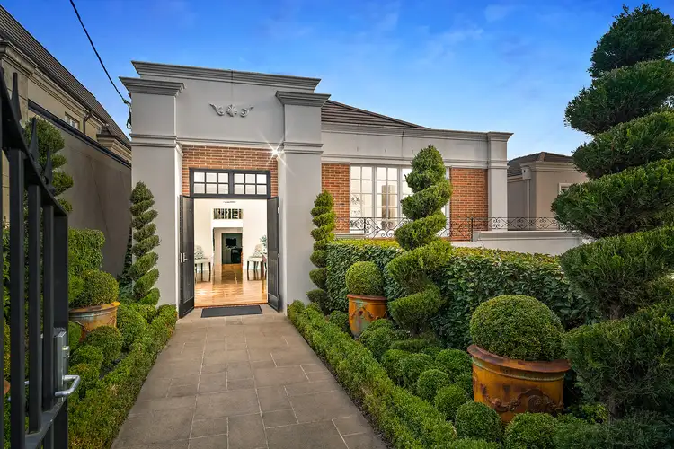 10 Yarrbat Avenue